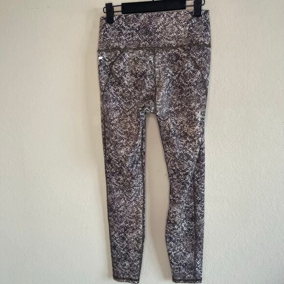 Fabletics Define PowerHold Mid-Rise Capri in Serpentine - Size XS - Picture 5 of 6